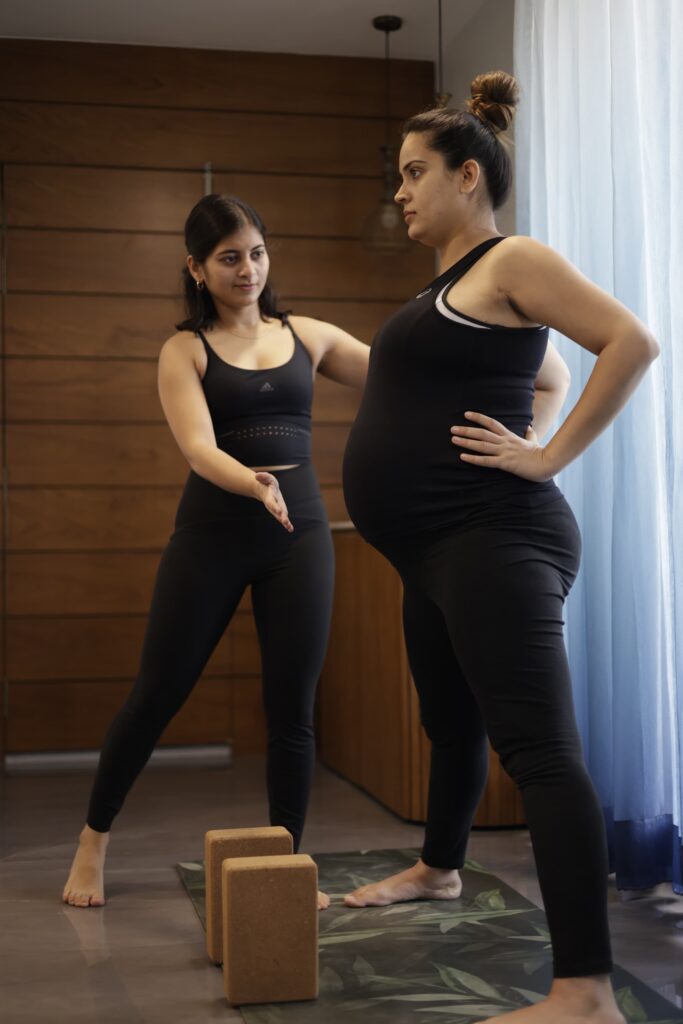 Best yoga poses for the first trimester trikonasana preparation (1)
