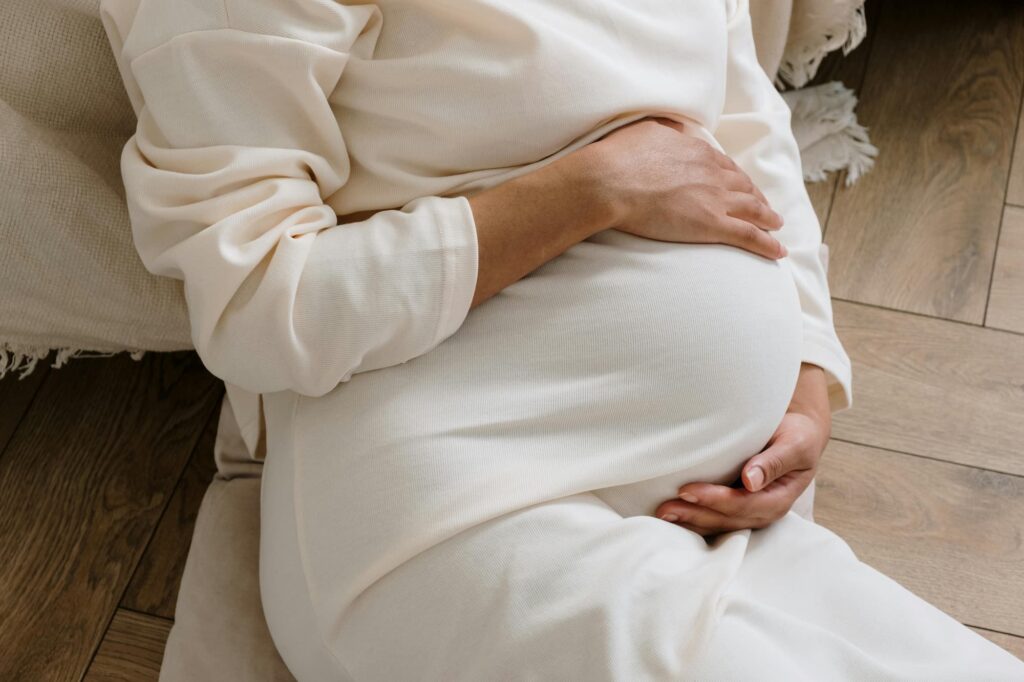 Title image best yoga poses for the first trimester (1)